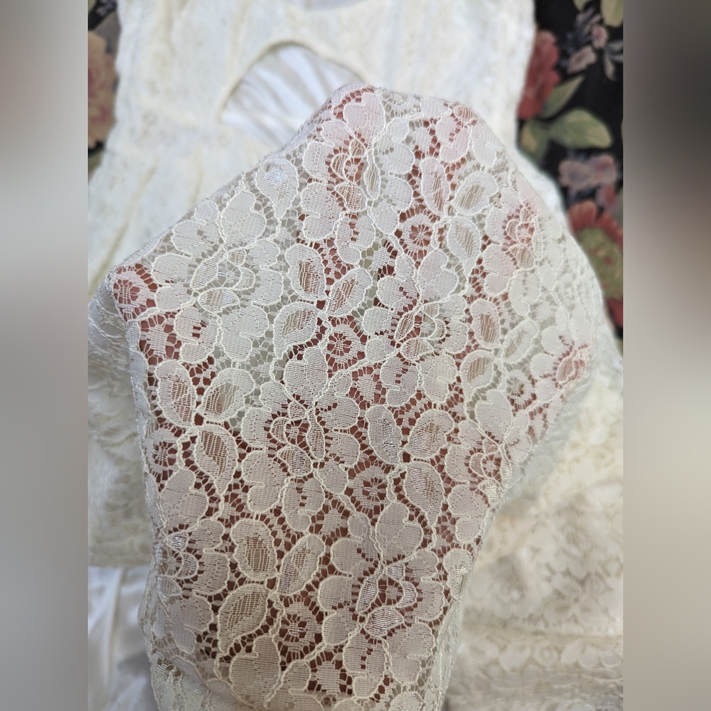 Lace dress - Picture 4 of 6